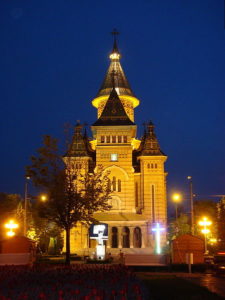 Catedrala Mitropolitana - vedere nocturna. Autor foto: Alexandru Cutara, via Wikimedia Commons.
