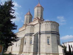Biserica "Sf. Trei Ierarhi". Autor foto: Bogdan29roman, via Wikimedia Commons.